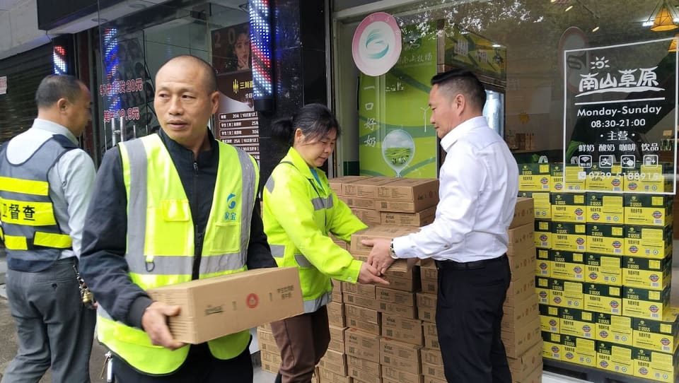 南山牧业劳动节前献爱心 百件牛奶致敬“城市美容师”
